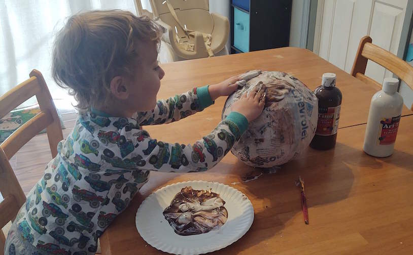 kids painting the balloon